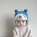 Dettaglio cappello invernale neonato con orecchie da orsetto e fodera in pile morbido - Taglia Unica (6-30 Mesi) / Blu Lago