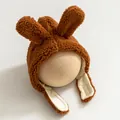Nahaufnahme der Baby-Wintermütze aus braunem Plüsch-Sherpa mit Hasenohren und Ohrenklappen - Hasenohren-Stil / Dunkelbraun