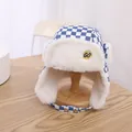 Kindermütze mit blau-weißem Karomuster, GO-Stickerei und warmem Plüschfutter - Kinder (2-8 Jahre alt) / Blau