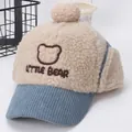 Gorro de invierno de sherpa beige para niños con bordado de oso y pompón - Niños aprox 2-7 Años / Azul