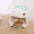 Grün-weiße karierte Kinder-Uschanka mit weichem weißem Kunstpelz und GO-Stickerei-Detail - Kinder (2-8 Jahre alt) / Grasgrün
