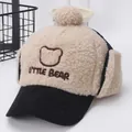 Gorra de invierno de sherpa para niños con orejeras y pompón de oso adorable en color beige - Niños aprox 2-7 Años / Negro