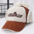 Detalle del gorro de invierno para niños con orejeras de lana blanca y visera de pana - Niños (aprox. 2-7 años) / Café