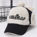 Detalle de gorra de invierno con pana negra, orejeras de forro polar blanco y pompón arriba - Niños (aprox. 2-7 años) / Negro