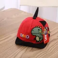 Rode en zwarte baby honkbalpet met groene dinosaurus borduring en 3D-stekels bovenop - Peutermaat / Rood