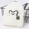 Berretto invernale in maglia per bambini color panna con ricamo a orso ed etichetta in tessuto - Bambini 2-7 Anni / Bianco