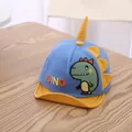 Blauwe en gele baby honkbalpet met 3D-dinosaurus hoorns en Dino-borduurwerk - Peutermaat / Blauw