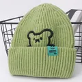 Berretto invernale in maglia verde chiaro per bambini con ricamo a orso e etichetta - Bambini 2-7 Anni / Verde erba
