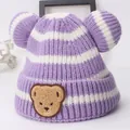 Paars gestreepte gebreide babymuts met berenoren en schattige berenpatch voor de winter - Kinderen 2-8 Jaar / Paars