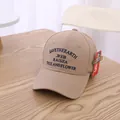 Khaki baseballpet voor kinderen met blauw Save The Earth borduursel op houten tafel - Kinderen Eén Maat / Khaki