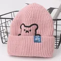 Berretto invernale rosa in maglia per bambini con ricamo a orsetto e etichetta blu - Bambini 2-7 Anni / Rosa