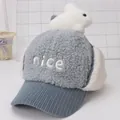 Gorro de peluche de conejo azul con orejeras y bordado para niños en invierno - Lindo Conejo Gris