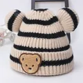 Cappello a maglia a righe beige e nere per neonati con orecchie 3D e ricamo di orso - Bambini 2-8 Anni / Beige