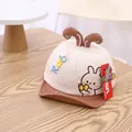 Détail d'une casquette bébé avec visière marron, oreilles de lapin 3D et broderie mignonne - Taille Nourrisson / Bord Café