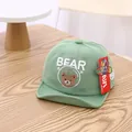 Casquette bébé à visière souple vert sauge avec broderie ours mignonne et texte BEAR - Nourrisson 0-30 Mois / Vert Clair