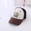 Dettaglio del ricamo Colby Clark Country su un cappellino da baseball tricolore in cotone - Bambini circa 3-10 anni / Falce Caffè
