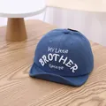 Cappellino neonato blu scuro con ricamo bianco MY Little BROTHER George - Neonato 0-30 Mesi / Blu Reale
