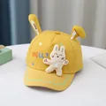 Dettaglio del berretto giallo per neonati con coniglio di peluche e orecchie 3D - Taglia Bambino / Giallo
