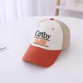 Dettaglio del cappellino da baseball multicolore con ricamo Colby CLARK COUNTRY - Bambini circa 3-10 anni / Falce Arancione