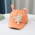 Dettaglio del berretto arancione per neonati con orecchie di coniglio 3D e ricamo Hello - Taglia Bambino / Arancione