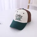 Dettaglio del ricamo Colby su un cappellino da baseball patchwork a tre colori per bambini - Bambini circa 3-10 anni / Visiera Verde Scuro