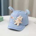 Dettaglio cappellino bebè con orecchie di coniglio 3D e simpatica stampa a stelle - Taglia Bambino / Celeste