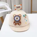 Dettaglio del cappellino beige per neonato con applicazione a orsetto e ricami a stella colorati - Beige