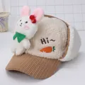 Gorro sherpa beige para niños con conejo 3D y orejeras para el invierno cálido - Conejito Tímido 3D Beige