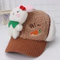Gorro de invierno para niños en pana color caramelo con un muñeco de conejo de peluche - Conejito Tímido 3D Caqui