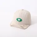 Gorra de béisbol para bebé color beige crema con insignia P verde y visera suave flexible - Estilo Letra W / Beige