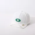 Gorra de béisbol blanca para bebé con parche verde de letra W y visera suave - Estilo Letra W / Blanco