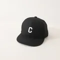 Detailweergave van de witte geborduurde letter C op een zwarte hiphop pet van katoen - 3-8 Jaar / Zwart