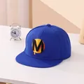 Detaillierte Stickerei des schwarzen M-Buchstabens auf dunkelblauem Snapback-Hut - Kinder ca. 3-10 Jahre / Königsblau