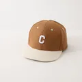 Honkbalpet voor kinderen in bruin en beige met wit geborduurde letter C op de voorkant - 3-8 Jaar / koffiekleur