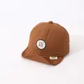 Gorra de béisbol marrón para bebé con visera suave y parche circular de letra P - Estilo Letra CORE / Caqui (CORE)