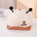 Detalle de gorro de bebé con bordado de abeja, antenas 3D y tejido de malla transpirable - Café