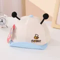 Detalle de gorra de malla para bebé con bordado de abeja y pompones de antenas suaves - Azul cielo