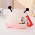 Detalle de gorra de malla para bebé con bordado de abeja y antenas de felpa suave - Rosa