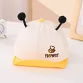 Detalle de la gorra de abeja para bebé con malla trasera y bordado decorativo - Amarillo