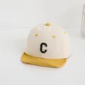 Cappellino da neonato con tesa morbida beige e giallo con ricamo della lettera C - Tesa Gialla (Lettera C)