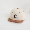 Cappellino neonato beige con visiera morbida marrone e ricamo lettera C nera - Tesa Caffè (Lettera C)