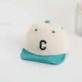 Berretto da baseball per neonati beige e verde acqua con ricamo C e visiera morbida - Tesa Blu Lago (Lettera C)
