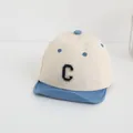 Cappellino da baseball beige e blu per neonati con ricamo lettera C e visiera morbida - Tesa Celeste (Lettera C)