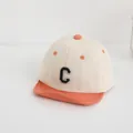 Berretto da baseball per neonati con corona crema e visiera arancione e ricamo C - Tesa Arancione (Lettera C)