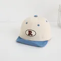 Simpatico berretto da baseball per neonati beige con visiera blu e ricamo R marrone - Tesa Celeste (Lettera R)