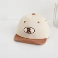Berretto da baseball morbido per neonati color crema e marrone con ricamo R - Tesa Caffè (Lettera R)