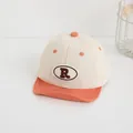 Grazioso cappellino neonato beige e arancione con visiera morbida e ricamo R - Tesa Arancione (Lettera R)