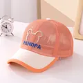 Détail d'une casquette enfant en maille orange avec broderie Panda et visière beige - Enfants 47-52CM / Orange