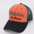 Dettaglio cappello trucker bicolore con ricamo Dolphin Archive e rete posteriore verde - Bambini / Arancione