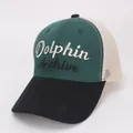 Dettaglio del logo Dolphin Archive ricamato sul cappellino da baseball mesh per bambini - Bambini / Verde Erba